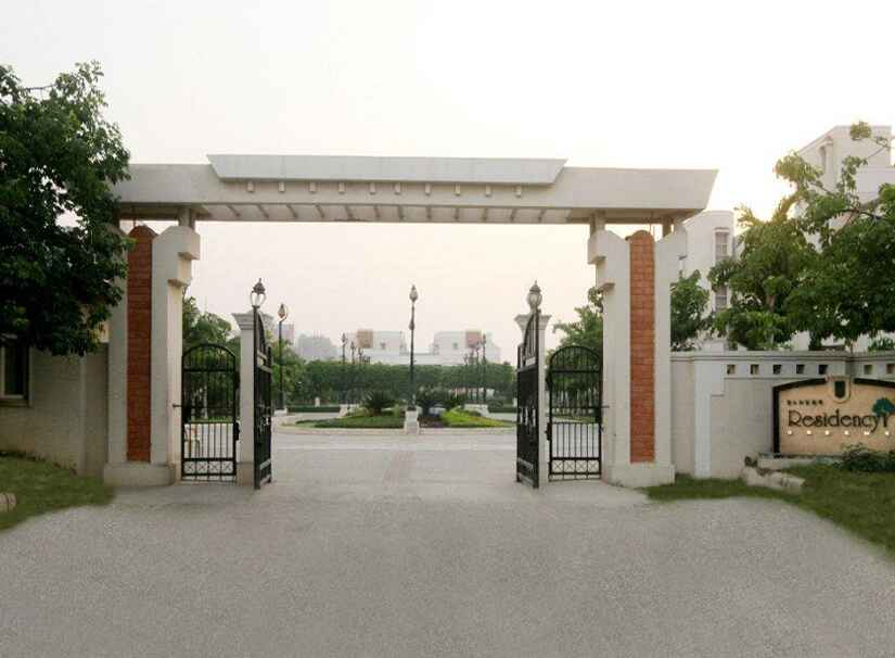 Luxurious 4BHK, 1665 sq. ft. flat with private garden in Eldeco Residency Greens, Greater Noida, featuring 24/7 security, clubhouse access, and green surroundings, available at Greaternoidaflats.com.